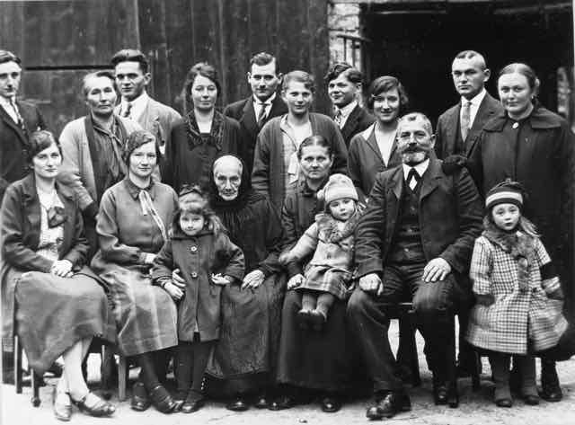003 Familie Karl Schroth_ji (Large).jpg
