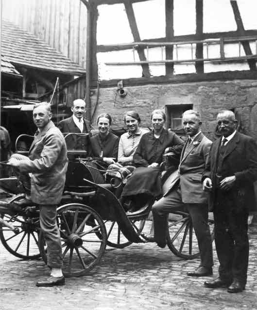 018 Hermann Wüst Adlerwirt mit Kindern 2_ji (Large).jpg