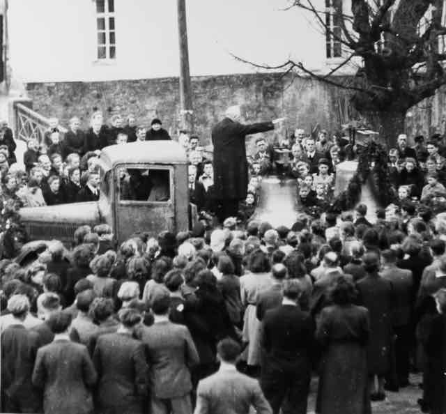 079 Einzug und Segnung der Glocken 1949 durch Pfarrer Raquet_ji (Large).jpg
