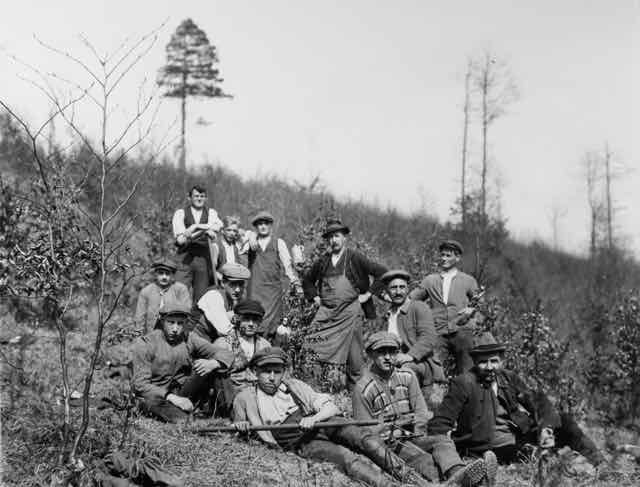 088 Waldschütz August Bauer und seine Waldarbeiter_ji (Large).jpg