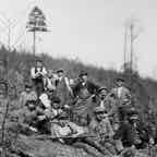088 Waldschütz August Bauer und seine Waldarbeiter_ji (Large).jpg