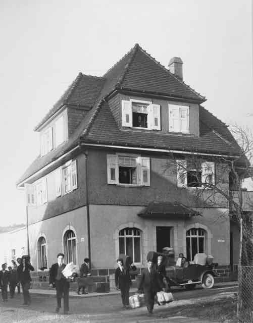093 Großvater, Vater und Sohn tragen Kusterers Konfektionen_ji (Large).jpg