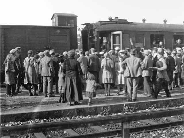 121 Abschied eines Amerika-Fahrers am Bahnhof Wilferdingen_ji (Large).jpg
