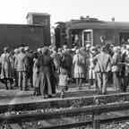 121 Abschied eines Amerika-Fahrers am Bahnhof Wilferdingen_ji (Large).jpg