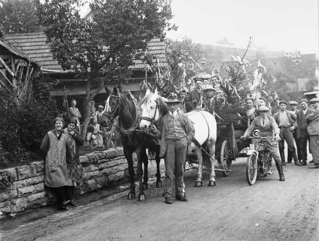 134 Abschied von Otto Bach (Schmied) nach USA Hermann Wüst (Adlerwirt) am Fuhrwerk + Hermann Müller (Motorrad)_ji (Large).jpg