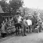134 Abschied von Otto Bach (Schmied) nach USA Hermann Wüst (Adlerwirt) am Fuhrwerk + Hermann Müller (Motorrad)_ji (Large).jpg